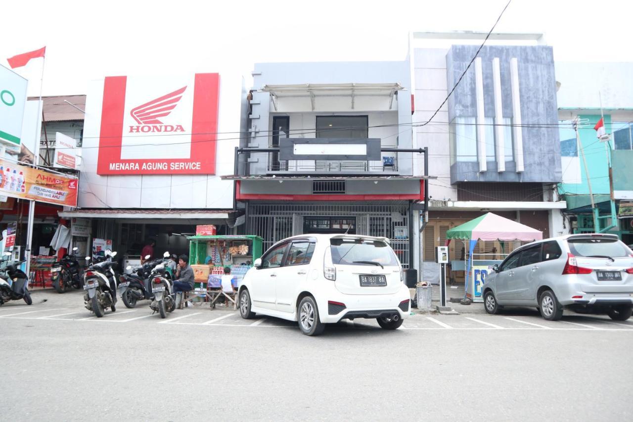 Oyo 1191 Monalisa Residence And Cafe Padang  Buitenkant foto